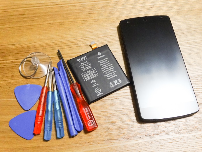 Nexus5とバッテリーと工具